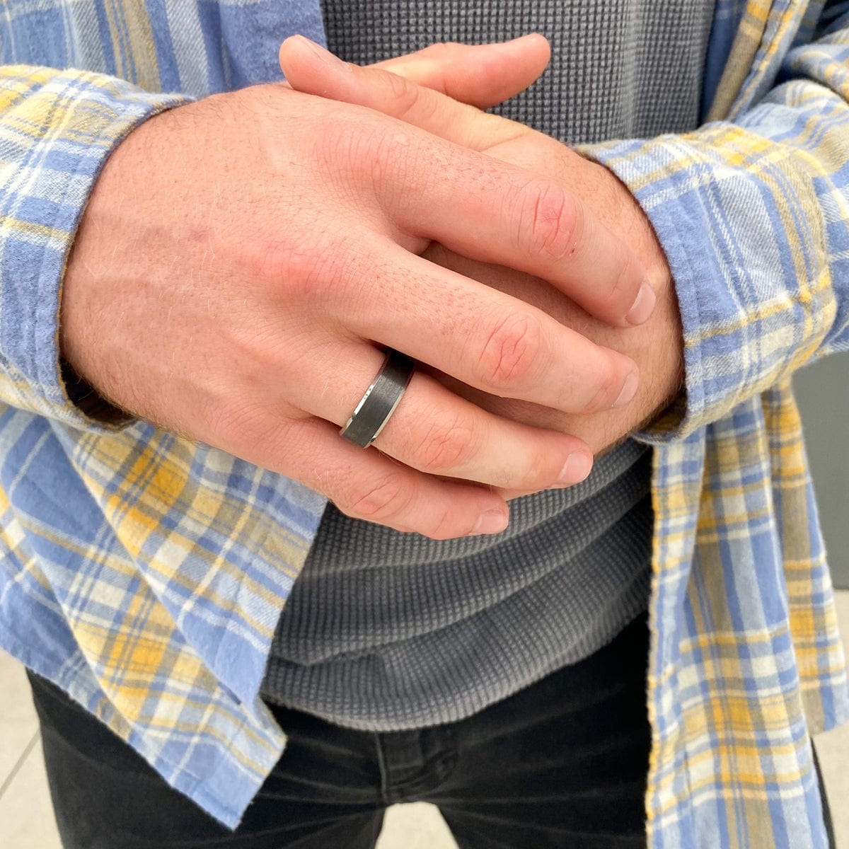 Hammered Black Zirconium Ring | Anel de noivado, Alianças de casamento para  homens, Aliança de casamento masculina